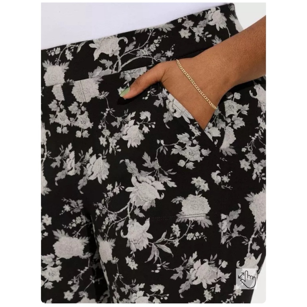 NEW Torrid 2 Pedal Pusher Signature Waist Pocket Legging, Black Floral - Picture 3 of 15